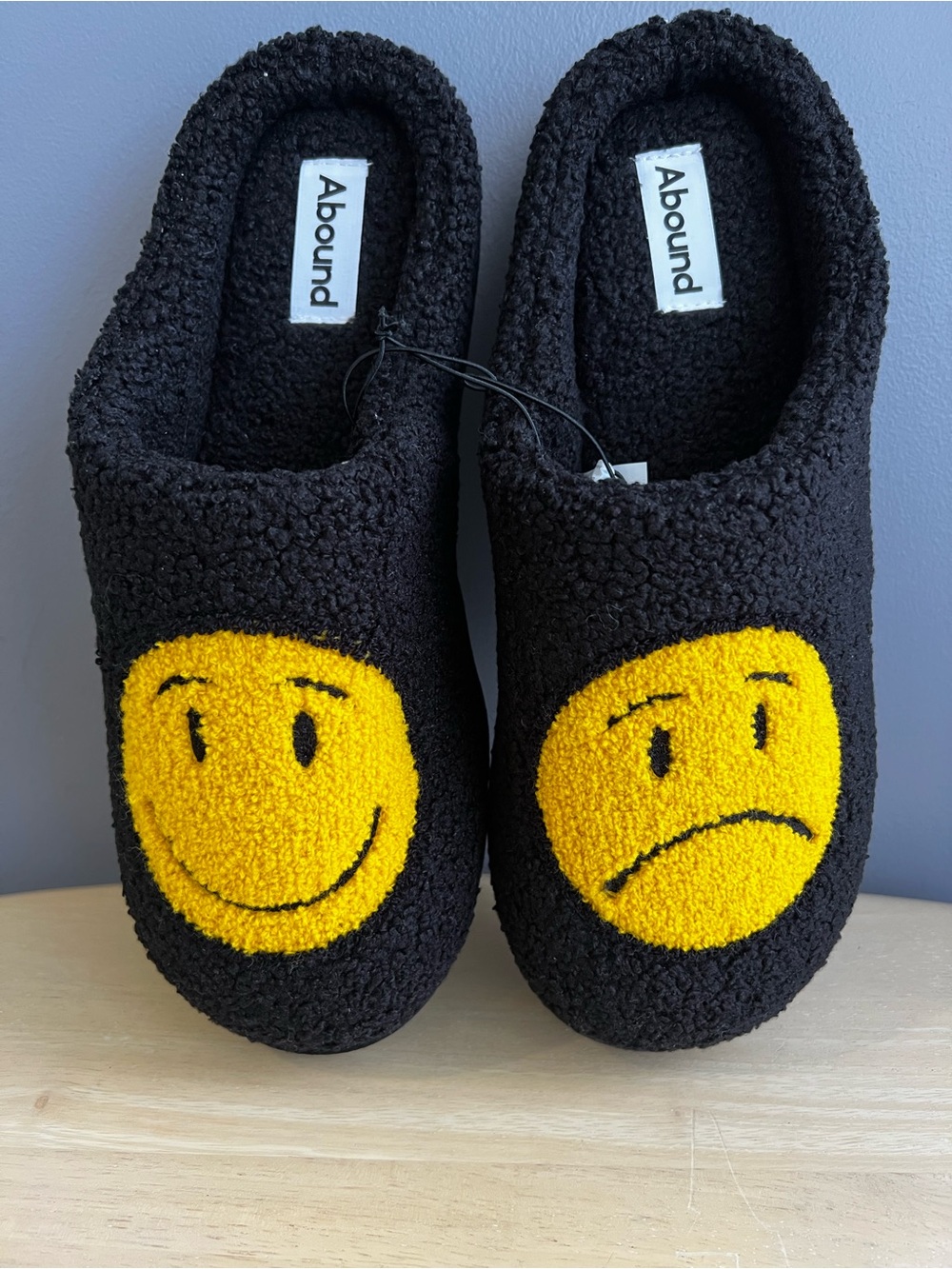 Men’s Abound Smiley Face Fleece Slippers are NWT